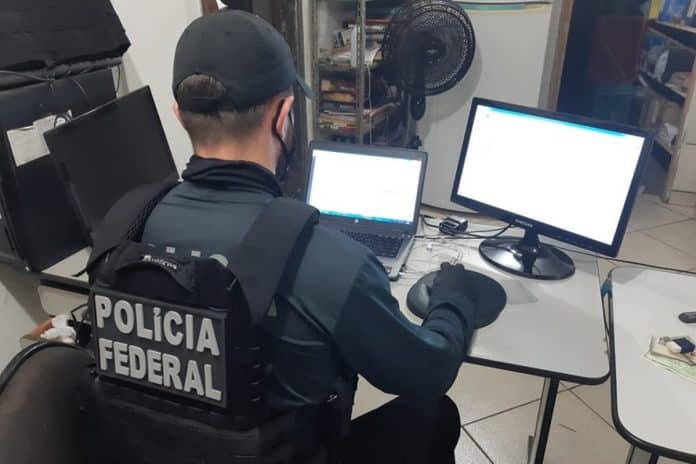 Agente da PF em buscas da Operação Select II, contra a Braiscompany