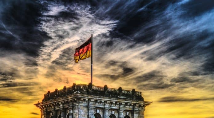 Bandeira da Alemanha em destaque sobre prédio
