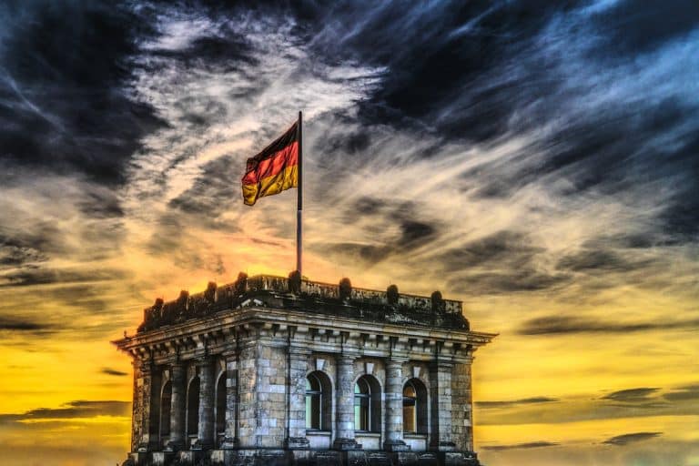 Bandeira da Alemanha em destaque sobre prédio