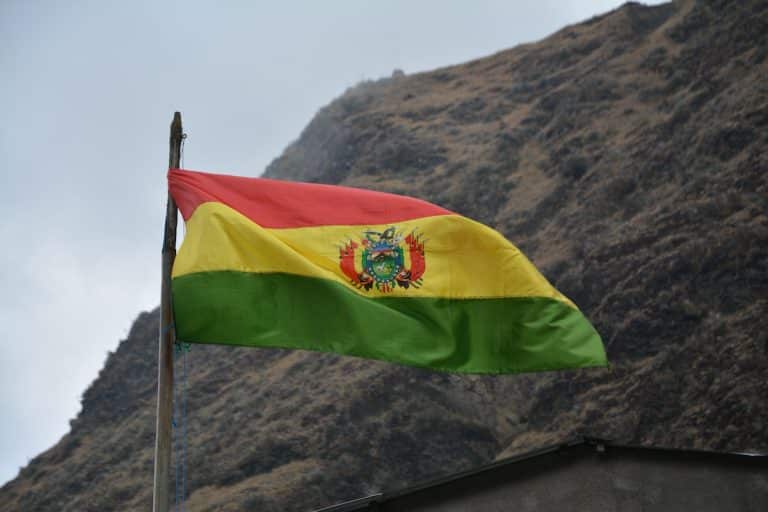 Bandeira da Bolívia com montanha ao fundo