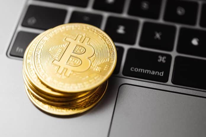 Bitcoin sobre teclado de notebook