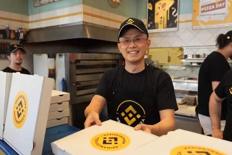CEO da Binance servindo pizza