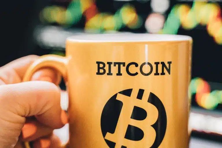 Caneca com símbolo do bitcoin e escrita milionário