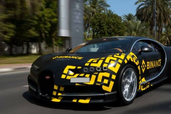Carro adesivado com símbolo da Binance
