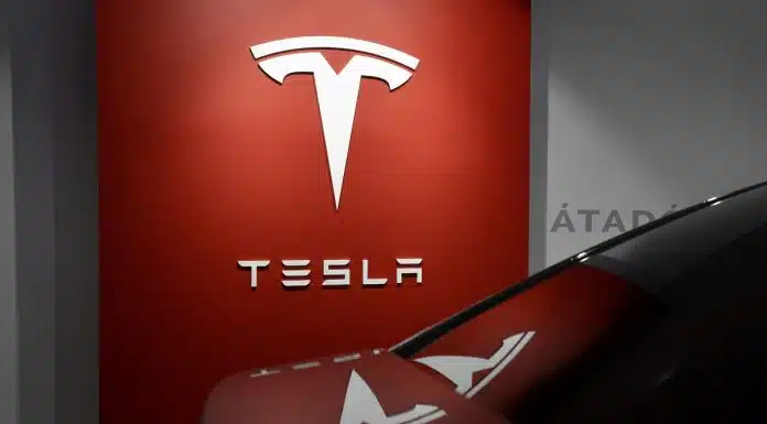 veículo estacionado próximo a placa da Tesla