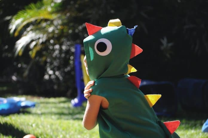Criança com fantasia de dinossauro