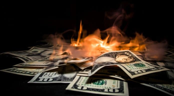 Dólares queimando. Imagem: Midjournal / Livecoins