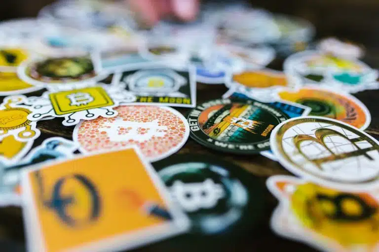 Figurinhas de bitcoin sobre uma mesa