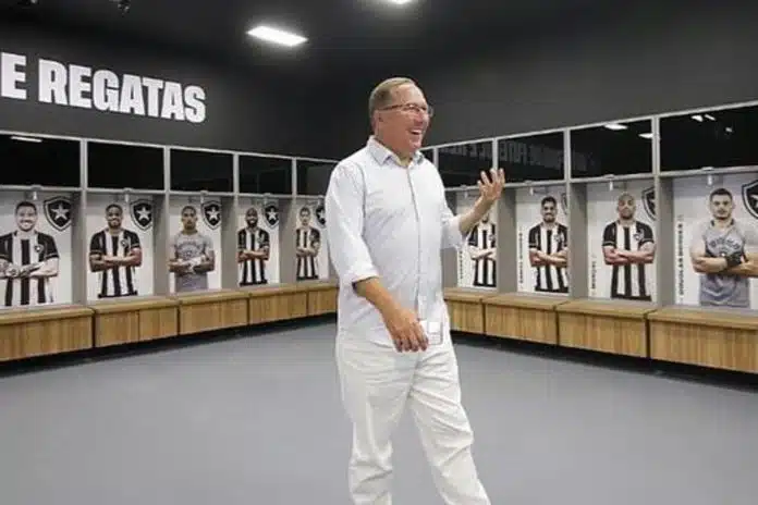 John Textor, acionista majoritário da SAF do Botafogo, teve imagem utilizada por golpistas