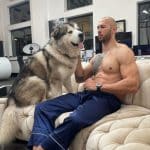 Lutador Andrew Tate com cachorro