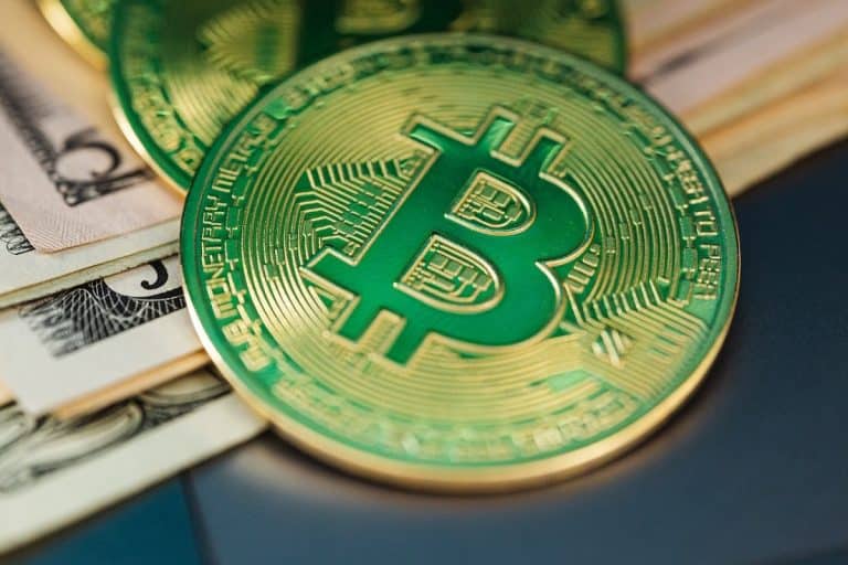 Moedas de bitcoin verdes com notas ao fundo