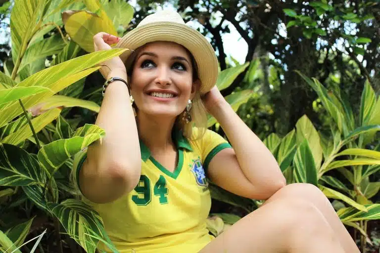 Mulher com a camisa da seleção brasileira