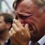 Politico Chorando Livecoins/MidJourney