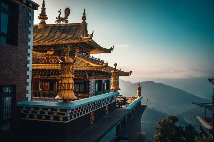 Prédio em destaque no Butão, país asiático que segue o Budismo