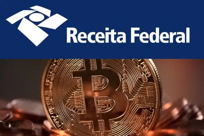 Símbolo da Receita Federal do Brasil sobre um Bitcoin e moedas