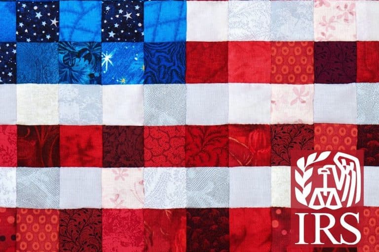 Símbolo do IRS em bandeira dos EUA quadriculada