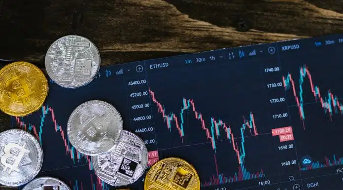 Tela de corretora com moedas simbólicas do bitcoin próximas