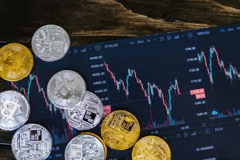 Tela de corretora com moedas simbólicas do bitcoin próximas