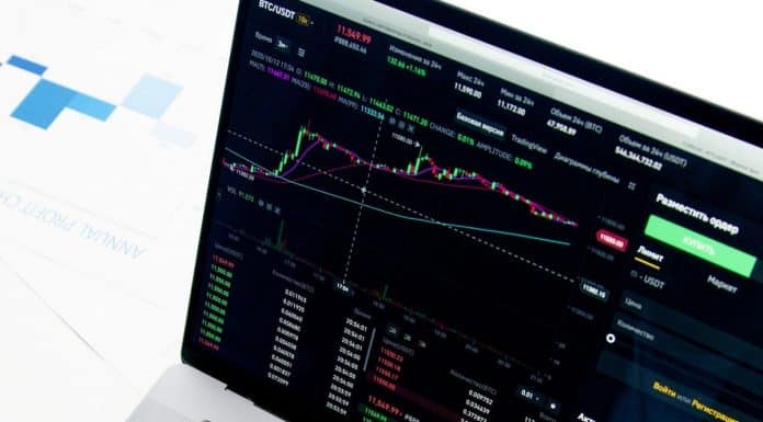 Trader de criptomoedas com tela da Binance em notebook