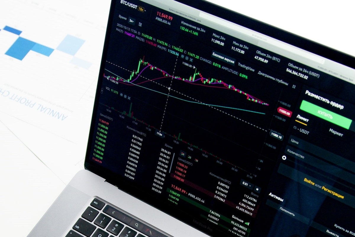 Trader de criptomoedas com tela da Binance em notebook