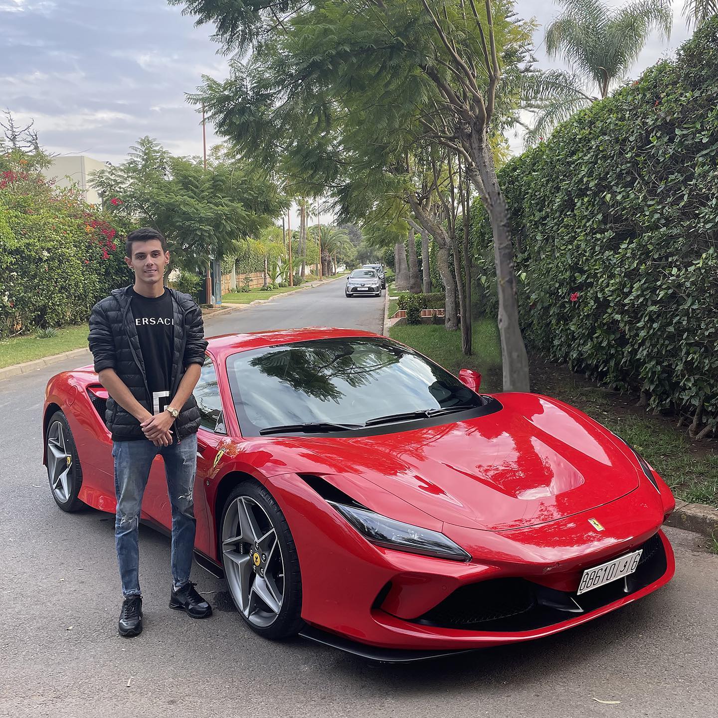 Thomas Clausi, francês preso no Marrocos, exibindo sua Ferrari que comprou com Bitcoin. Fonte: Instagram/Reprodução.