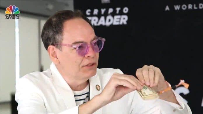 Max Keiser rasgando nota de 10 dólares. Fonte: CNBC/Reprodução.