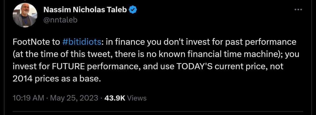 Nassim Taleb chamando investidores de Bitcoin de idiotas no Twitter.