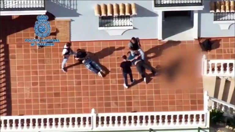 Polícia espanhola prendendo sequestradores de investidor de criptomoedas. Fonte: Reprodução.