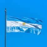 Bandeira da Argentina com céu azul ao fundo
