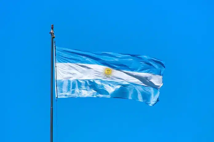 Bandeira da Argentina com céu azul ao fundo