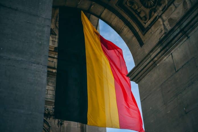Bandeira da Bélgica em prédio