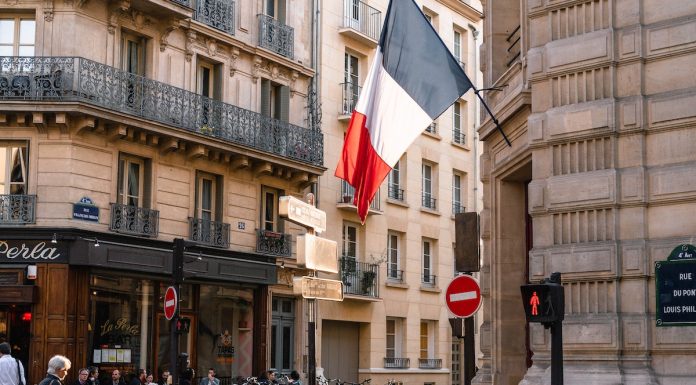 Bandeira da França em edifício