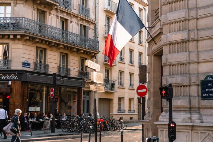 Bandeira da França em edifício