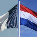 Bandeira da França (esq.) ao lado de Bandeira da Holanda (dir.)