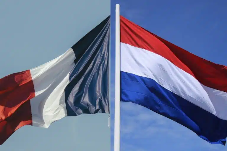 Bandeira da França (esq.) ao lado de Bandeira da Holanda (dir.)