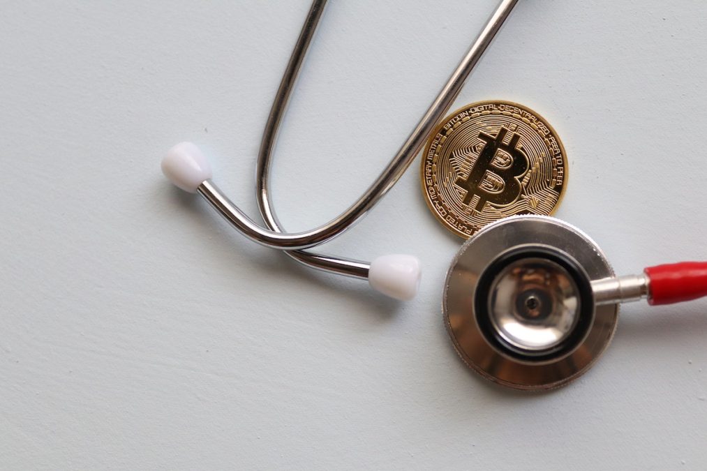 Bitcoin ao lado de equipamento médico