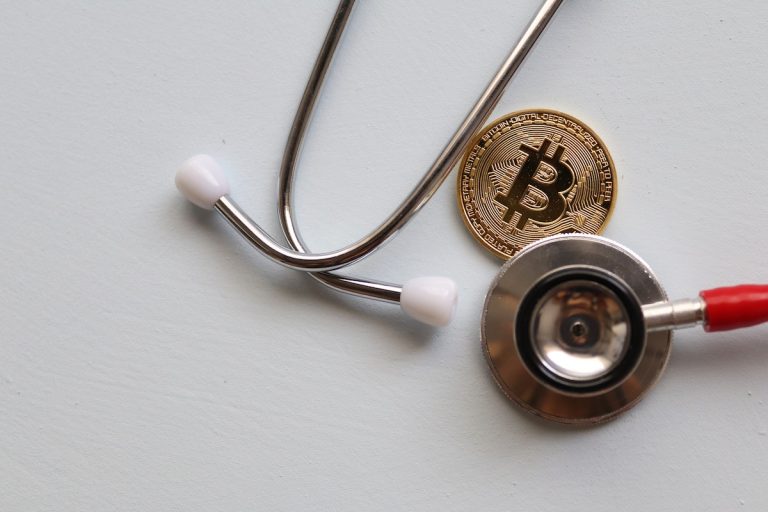 Bitcoin ao lado de equipamento médico