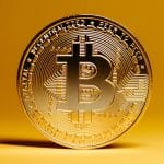 Bitcoin com fundo laranja