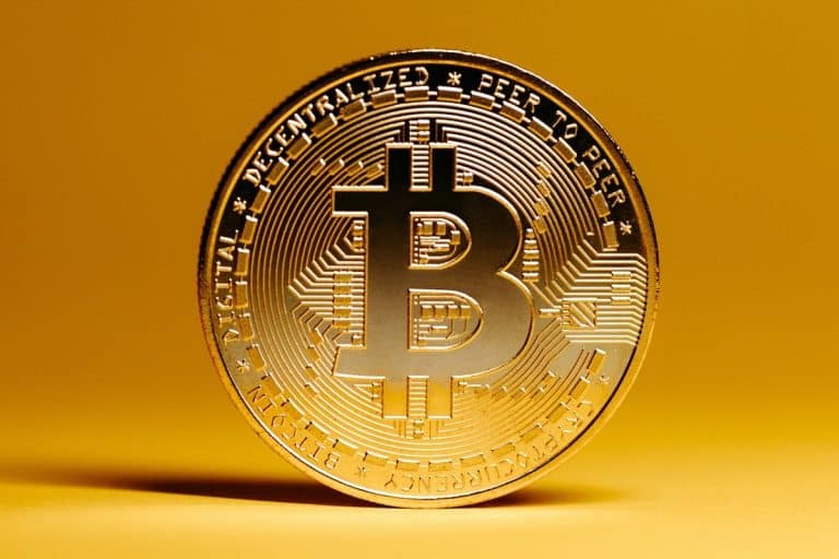 Bitcoin com fundo laranja