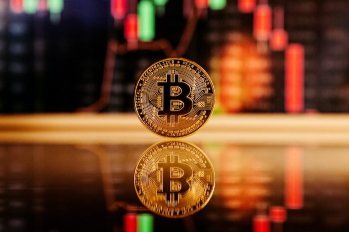 Bitcoin em destaque com gráfico de queda ao fundo segundo
