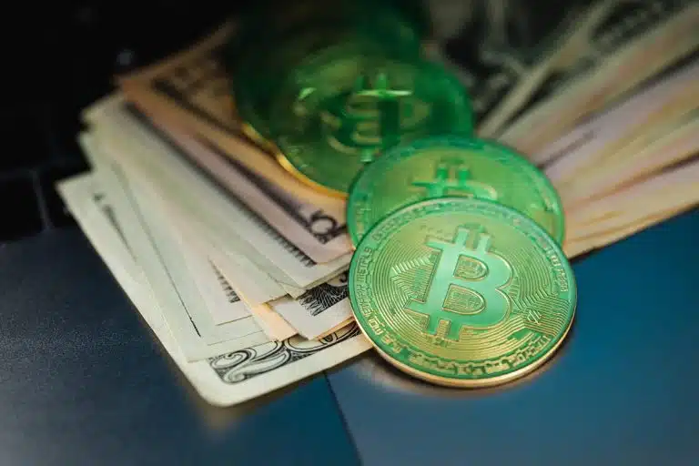 Bitcoins verdes sobre notas de Dólar