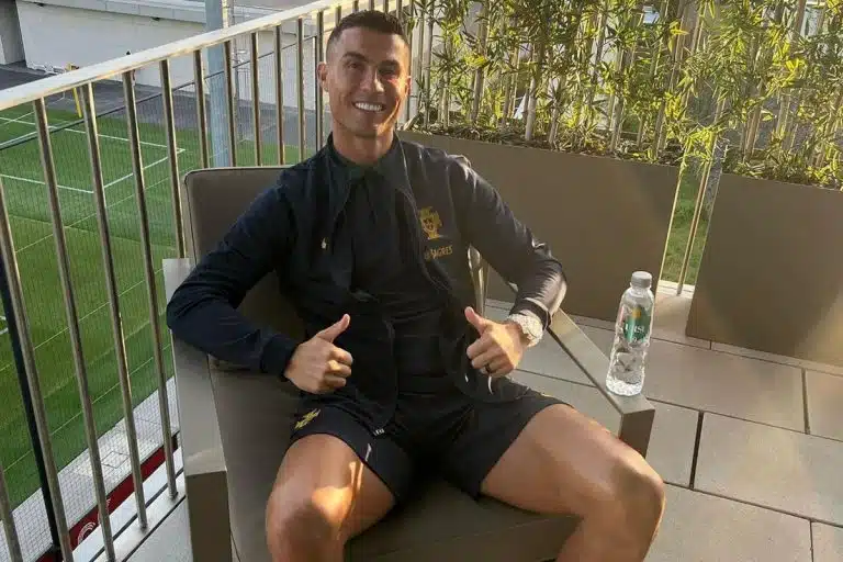 Cristiano Ronaldo sentado rindo para foto