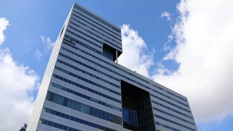 Foto de fachada de prédio da Accenture na Holanda