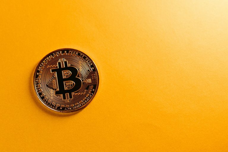 Imagem de bitcoin com fundo laranja