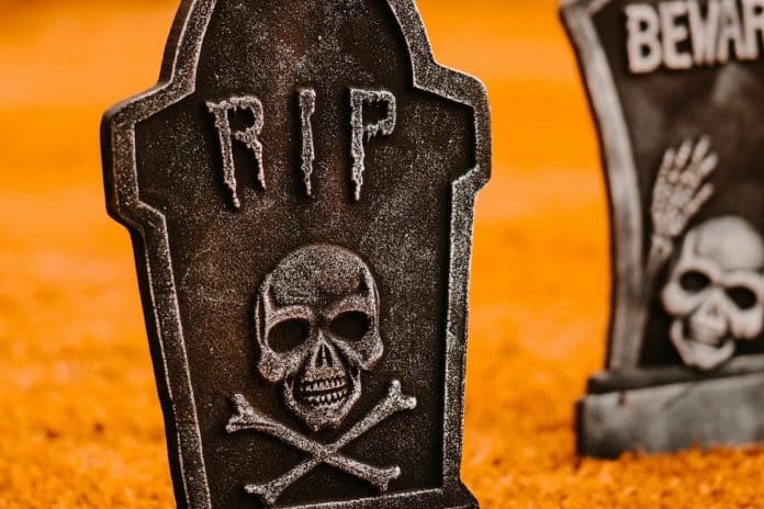 Lápides com símbolo de morte