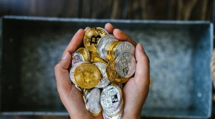 Mão cheia de bitcoins