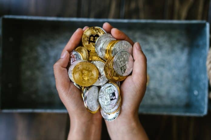 Mão cheia de bitcoins