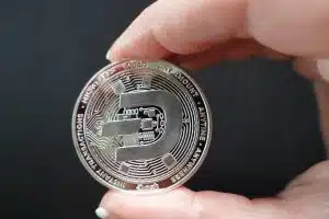 Mão segurando Dash