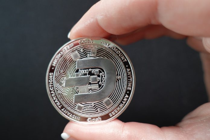 Mão segurando Dash