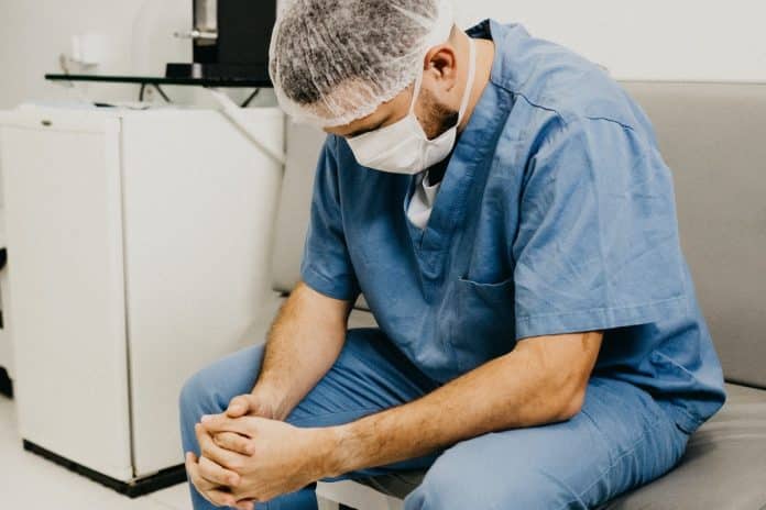 Médico e bitcoin na Binance.